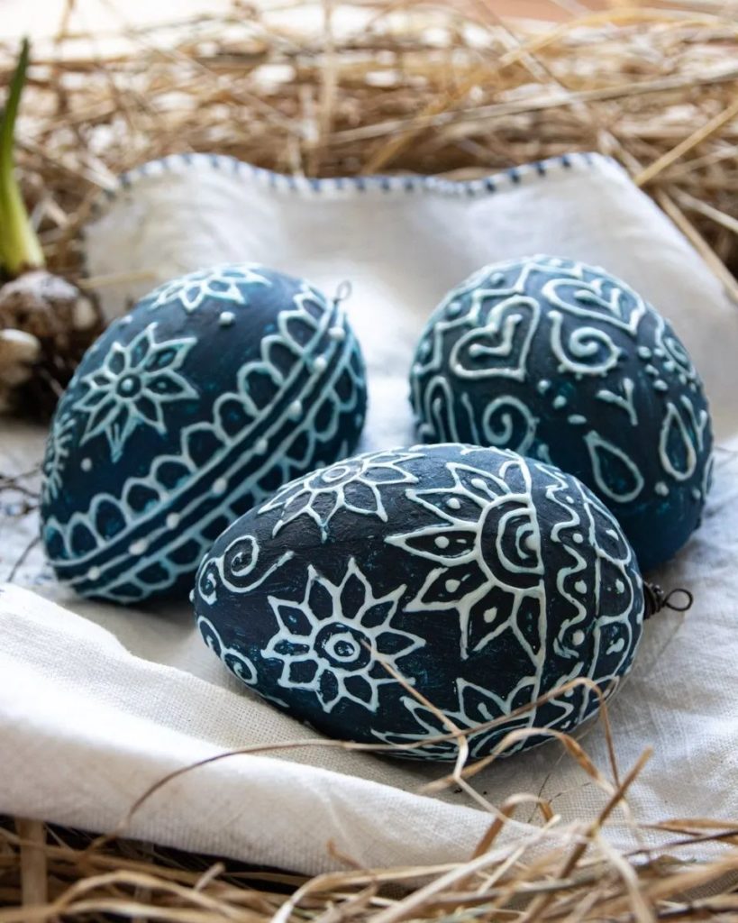 veľkonočné vajíčka pripomínajúce modrotlač